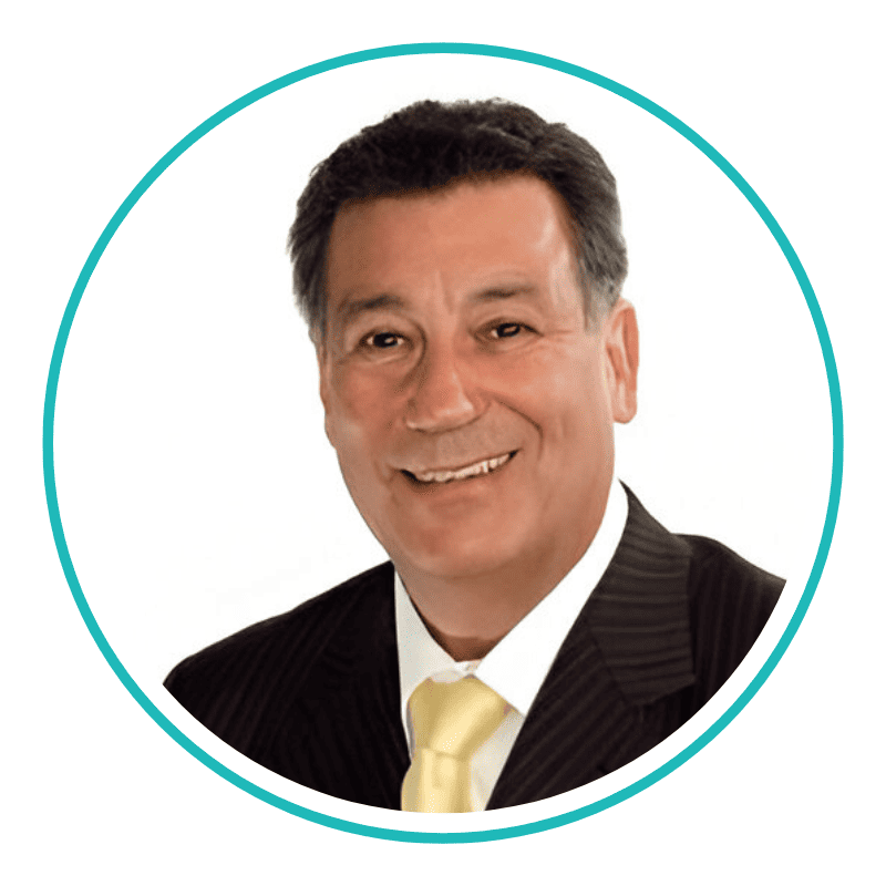 Dr. Julio Pertuiset, especialista en implantología bucomaxilofacial con más de 50 años de experiencia.